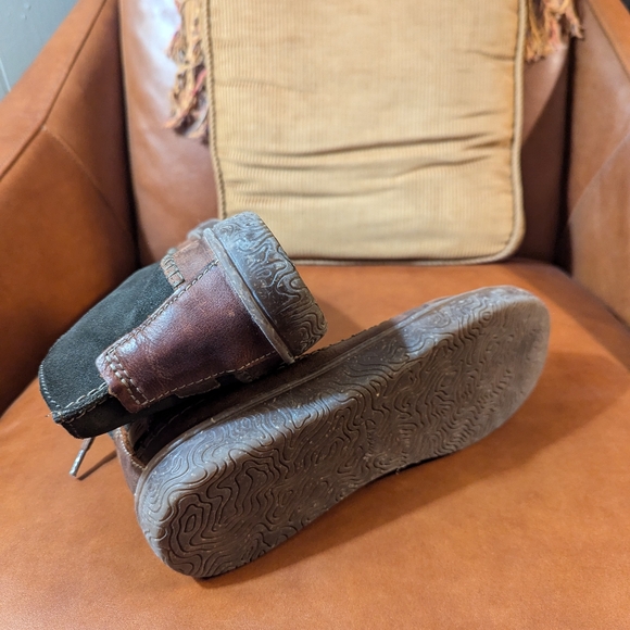 Clarks Hodson Mid Faux Suede Round Toe Moccasin Boots M8 - Picture 6 of 7